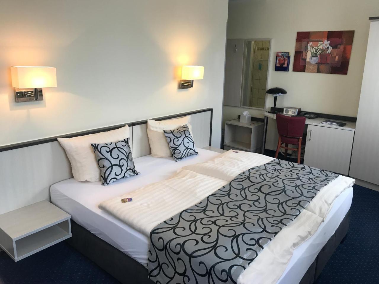 Parkhotel נויברנדנבורג מראה חיצוני תמונה