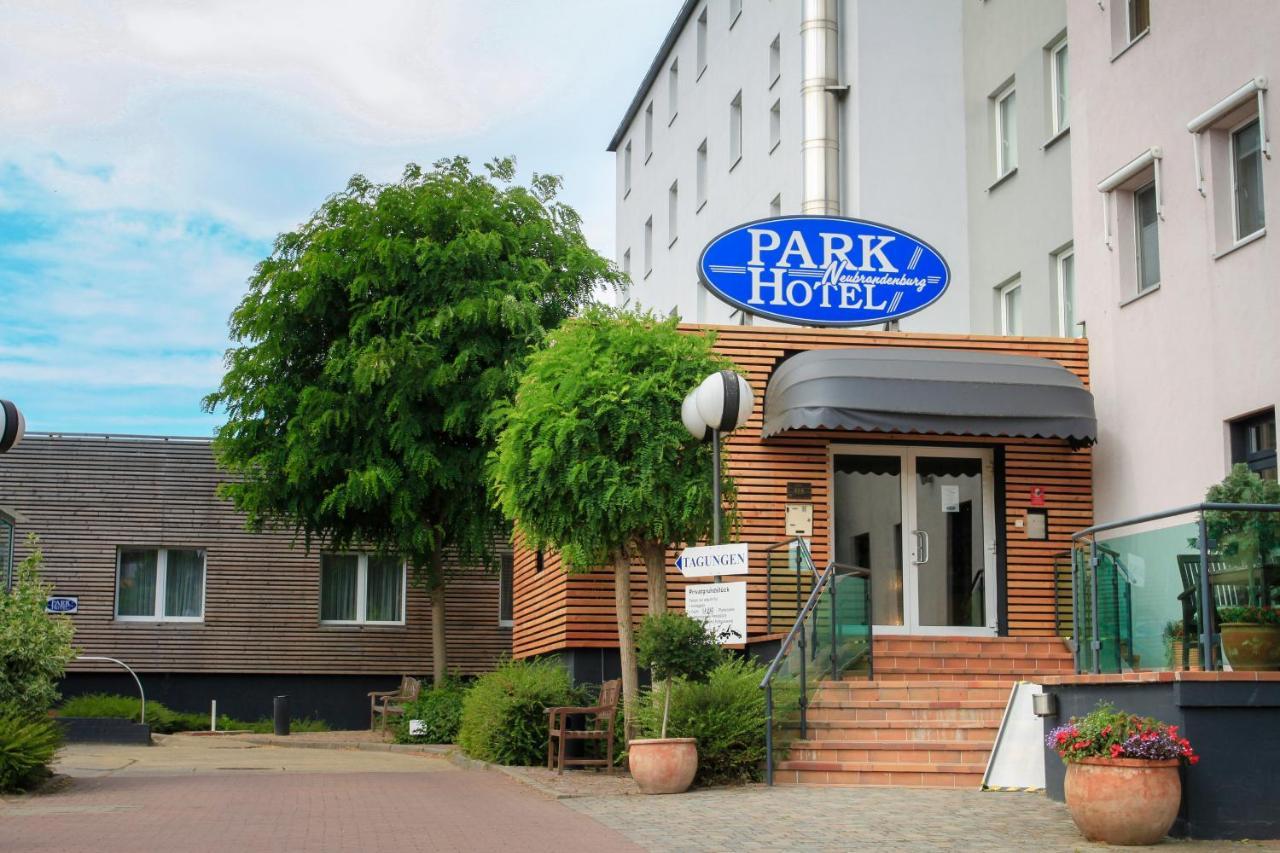 Parkhotel נויברנדנבורג מראה חיצוני תמונה