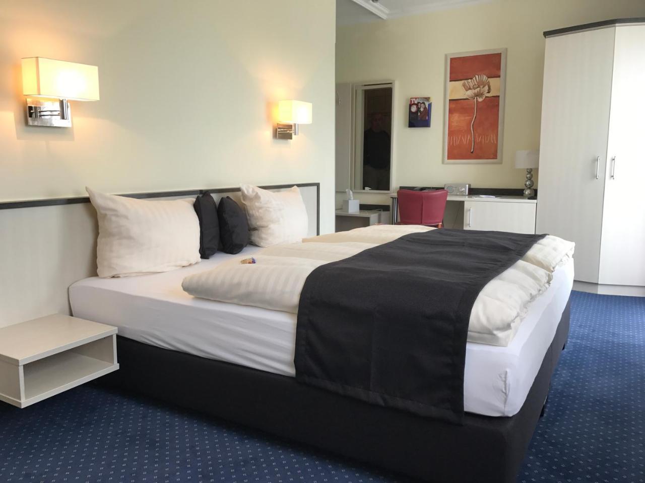 Parkhotel נויברנדנבורג מראה חיצוני תמונה