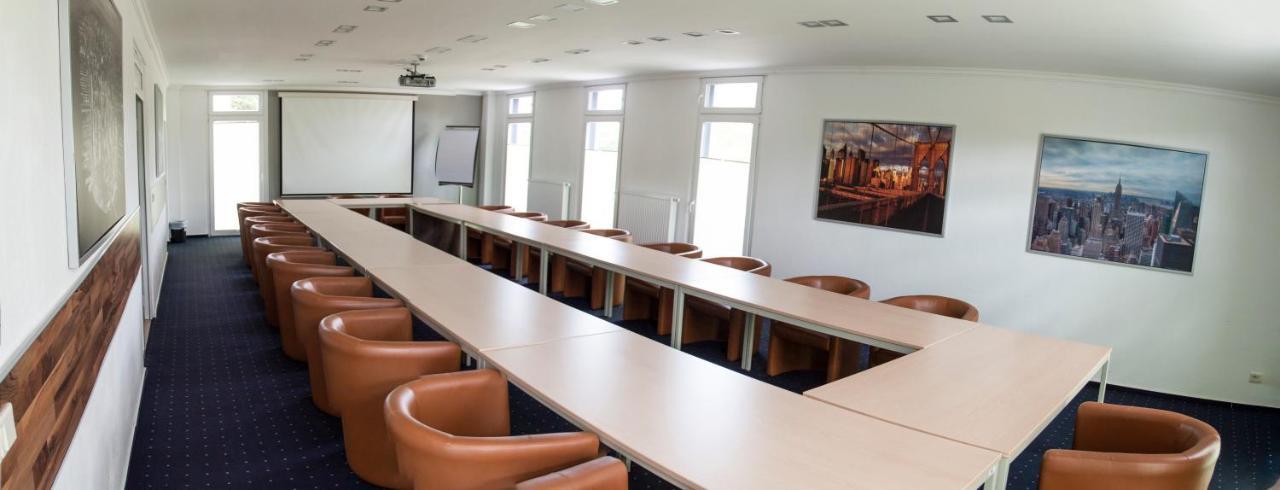 Parkhotel נויברנדנבורג מראה חיצוני תמונה